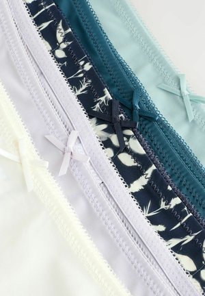 Sei paia di biancheria intima femminile in vari colori: bianco, lavanda, floreale scuro, turchese e azzurro chiaro, con bordi in pizzo e fiocchetti.