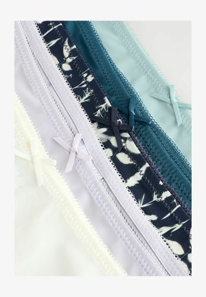 Zes paar damesondergoed in verschillende kleuren: wit, lavendel, donkerbloemig, teal en lichtblauw, met kantafwerking en strikjes.