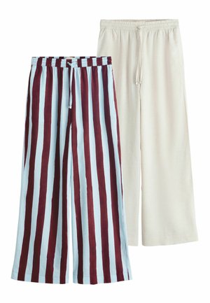 Zwei Paar Hosen mit weitem Bein: Eine mit vertikalen bordeauxroten und hellblauen Streifen, die andere in einfarbigem Creme. Beide haben elastische Bunds.