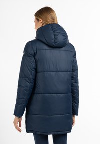 Navyblauwe gewatteerde jas met een capuchon, met horizontale stiksels en een zijrits. Glad textuur en lange mouwen.