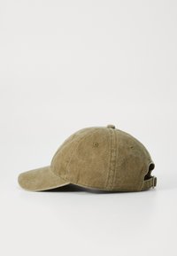 Olivgrüner Baumwoll-Baseballcap mit gebogenem Schild, verstellbarem Riemen und strukturiertem Stoff, ausgestattet mit sechs Paneelen und Belüftungsösen.
