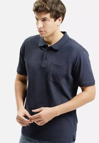 Granatowa koszulka polo z bawełny z trzema guzikami, krótkim rękawem i kieszonką na piersi, charakteryzująca się teksturowanym wykończeniem materiału.