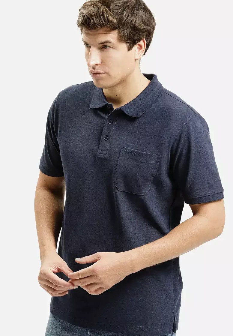 Granatowa koszulka polo z bawełny z trzema guzikami, krótkim rękawem i kieszonką na piersi, charakteryzująca się teksturowanym wykończeniem materiału.
