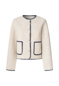 Crème fleecejack met marineblauwe decoratieve trim, ronde halslijn, twee voorzakken en twee knoopsluitingen. Zachte textuur en gestructureerde pasvorm.