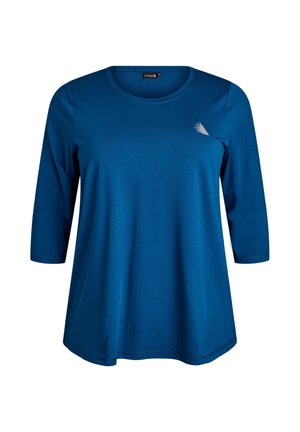 Blauses Damenbluse mit Dreiviertelärmeln, Rundhalsausschnitt und kleinem weißen geometrischen Logo auf der linken Brust.