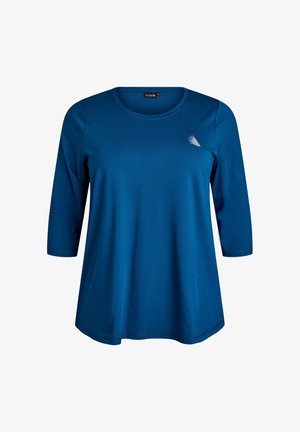 Blauses Damenbluse mit Dreiviertelärmeln, Rundhalsausschnitt und kleinem weißen geometrischen Logo auf der linken Brust.