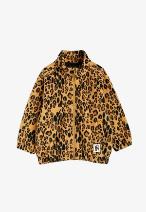 Chaqueta de forro polar con un patrón de leopardo en tonos marrones y negros. Presenta un cuello alto, cierre de cremallera y puños elásticos.