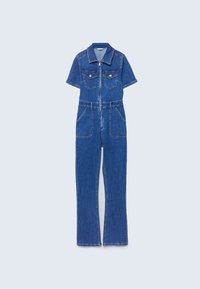 Combinaison en denim bleu à manches courtes avec col, fermeture éclair à l'avant, poches poitrine boutonnées, passants de ceinture et pantalon droit.