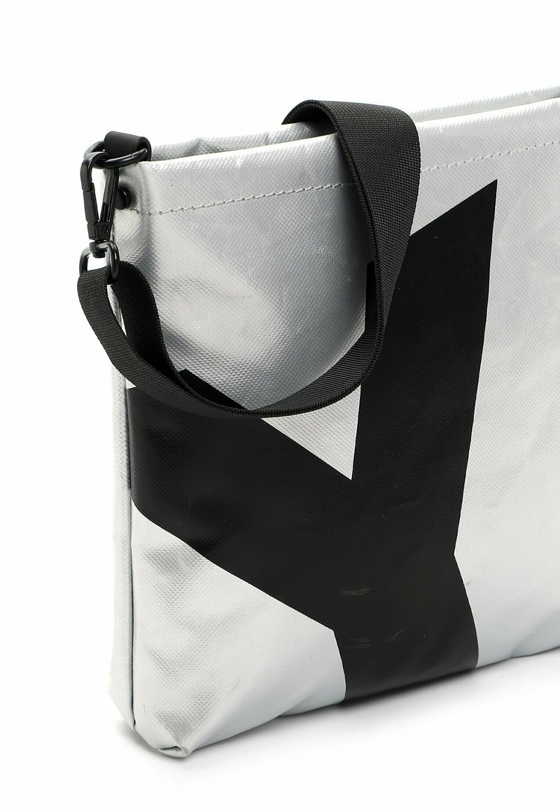 Damen Handtaschen | SURI FREY JESSEY Umhängetasche silver/grau-metallic - BH19074 Damen Handtaschen | SURI FREY JESSEY Umhängetasche silver/grau-metallic - BH19074