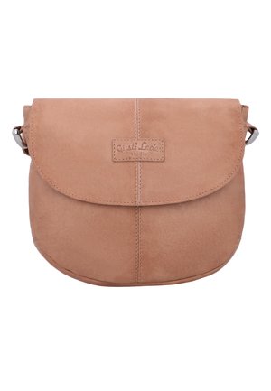 Hellbraune Leder-Crossbody-Tasche mit abgerundetem Klappverschluss und aufgenähter „Gusti Leder studio“-Logoapplikation mittig vorne.