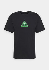 Svart bomullströja med en grön grafisk design av sammanflätade trianglar och ett centralt element, placerat på bröstet.