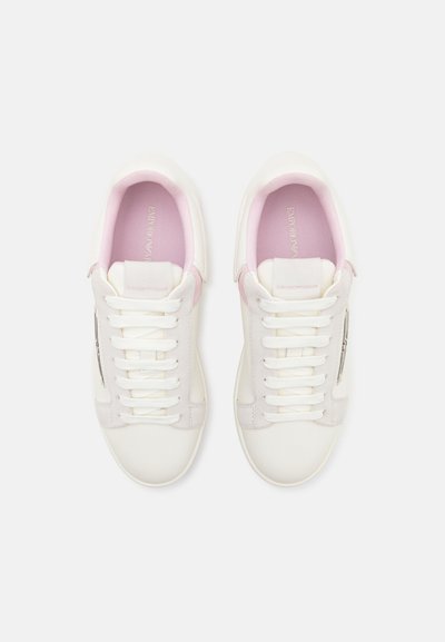 Witte sneakers met lichtroze accenten en een gladde textuur. Bevat platte veters, een suède paneel en branding op de binnenzolen.