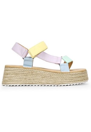 Platformsandal med flettet jutesål og pastelfarvede remme i gul, lavendel, blå og mintgrøn med velcrolukninger.