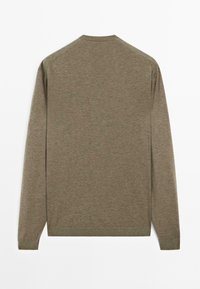 Maglietta a maniche lunghe in maglia verde oliva, con colletto a girocollo con coste e polsini, e una superficie liscia sul retro.