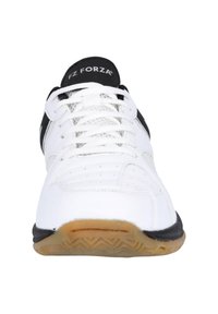 Valkoiset ja mustat FZ Forza urheilukengät, joilla on nauhat ja kumipohja, nähtynä edestä valkoista taustaa vasten.