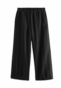 Schwarze, weit geschnittene Hosen aus strukturiertem Stoff mit elastischem Bund und seitlichen Taschen, die vertikale Streifen entlang der Beine aufweisen.