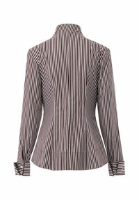 Camicia a righe con colletto alto, maniche lunghe e polsini con bottone. I colori includono bordeaux e bianco, con una vestibilità su misura e dettaglio della cucitura sulla schiena.