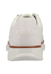 Baskets en cuir blanc avec surface texturée, forme arrondie, semelle rembourrée et semelle extérieure en caoutchouc ; présente un accent marron sur la semelle intermédiaire.