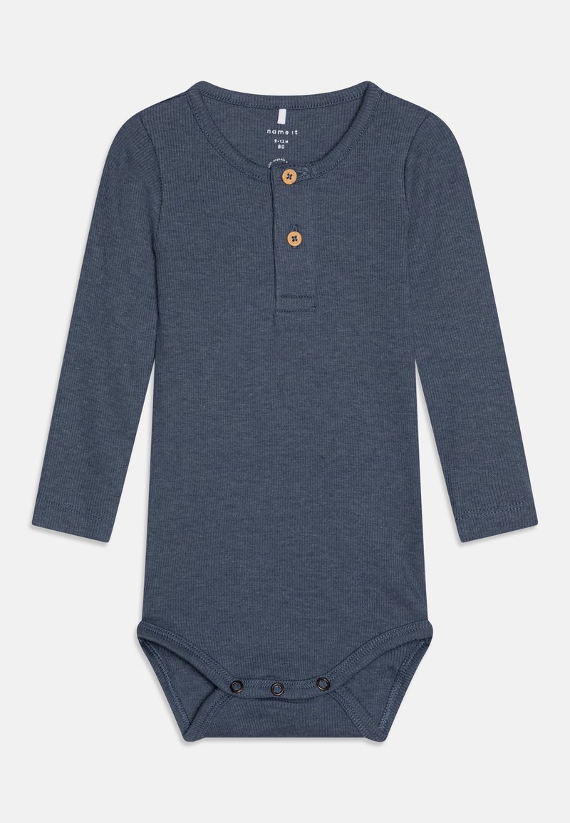 Niebieski bodysuit z długim rękawem wykonany z prążkowanej tkaniny, z kołnierzykiem typu henley, dwiema drewnianymi guzikami i zapięciem na napy na dole.
