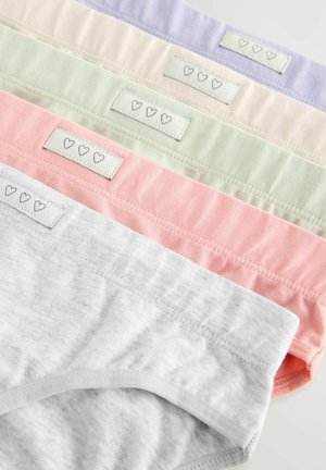 Cinci perechi de chiloți din bumbac moale: gri, roz, verde, liliac și crem, cu etichete cu model mic de inimioare pe fiecare talie.