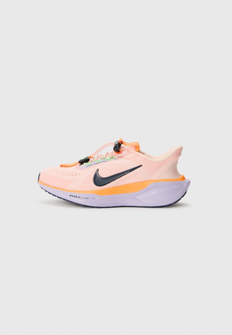 Baskets de course légères couleur rose clair avec un swoosh noir, des accents orange et une tige en mesh. La silhouette est élancée avec une semelle amortie et un système de laçage.