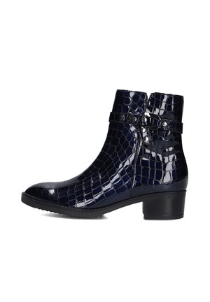 Bottines en cuir verni bleu marine avec une texture crocodile, dotées d'une sangle et d'un détail de boucle, et d'un petit talon solide.