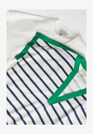 Dve majice: ena bela, druga prugasta z mornarsko modrimi in belimi črtami, z zelenim poudarjanjem na izrezu. Mehka bombažna textura, sproščen dizajn.