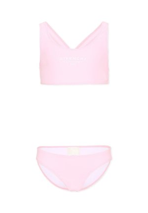 Maillot de bain deux pièces rose clair avec un crop top à col en V arborant le logo Givenchy blanc et un bas de bikini assorti.