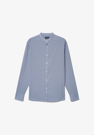 Chemise bleu clair à manches longues avec col mandarin et boutons blancs sur le devant, présentée à plat sur un fond blanc.
