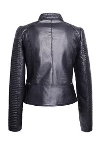 Giacca in pelle nera con un design aderente, dettagli a coste sulle spalle, accenti con zip e una texture liscia con un colletto sobrio.