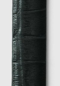 Cuir noir avec un motif texturé de crocodile, forme allongée, présentant une finition légèrement brillante et des bords lisses.