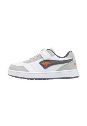 Weiße und graue Sneaker mit glatter Textur, ausgestattet mit einem grauen Lederakzent, orangefarbenem Branding und einem Klettverschluss zur Sicherung.