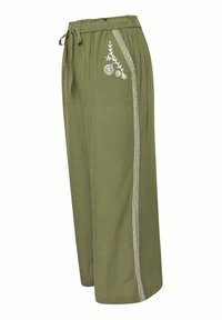 Olivgrön vida byxor med elastisk midja, som har vit blommig broderi längs sidan och ett knytband i midjan.