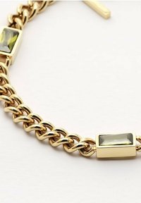 Armband aus Gold mit rechteckigen grünen Edelsteinen in quadratischen Akzenten, die eine glatte, polierte Oberfläche und verflochtene Glieder aufweisen.