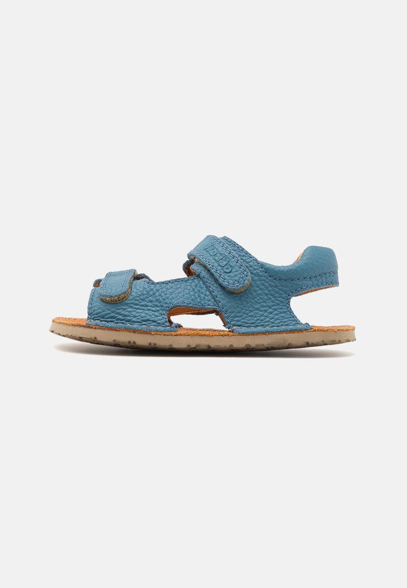 Sandalha de couro azul com design aberto, fechos de correia ajustáveis e superfície texturizada. Sola natural com detalhes em relevo para aderência.