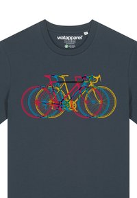 Marineblauwe T-shirt met een graphic van elkaar overlappende fietsen in roze, cyaan en geel, met gedetailleerde wielen en stuur.