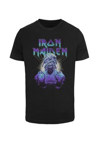 Sort bomulds T-shirt med et grafisk tryk af en kædet figur med lilla og blå accenter, og teksten "IRON MAIDEN" i stiliseret skrifttype.