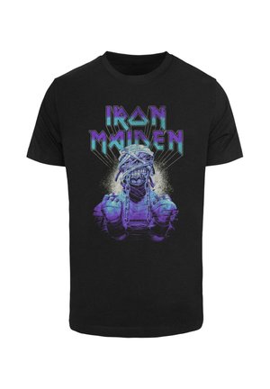 Melna kokvilnas T-kreklu ar grafisku attēlu, kurā attēlots saistīts tēls ar purpura un zilu akcentu, kā arī uzraksts "IRON MAIDEN" stilizētos burtiem.