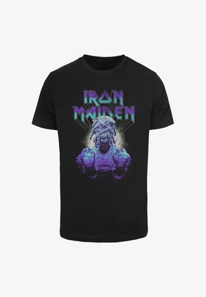 Must musta t-särk musta värviga, millel on graafiline print ahelates oleva figuuri kujutisega, millel on lilla ja sinine aktsent ning tekst "IRON MAIDEN" stiiliseeritud kirjas.