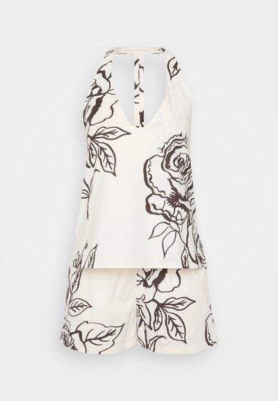 Conjunto de top halter com estampa floral e calções, apresentando um fundo creme com rosas castanhas, decote em V e corte solto. Feito de um tecido leve.