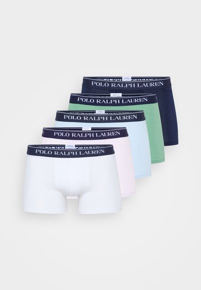 Öt pár boxer alsónadrág fehér, világoskék, világosrózsaszín, z�öld és sötétkék színben, logóval ellátott elasztikus derékpánttal.