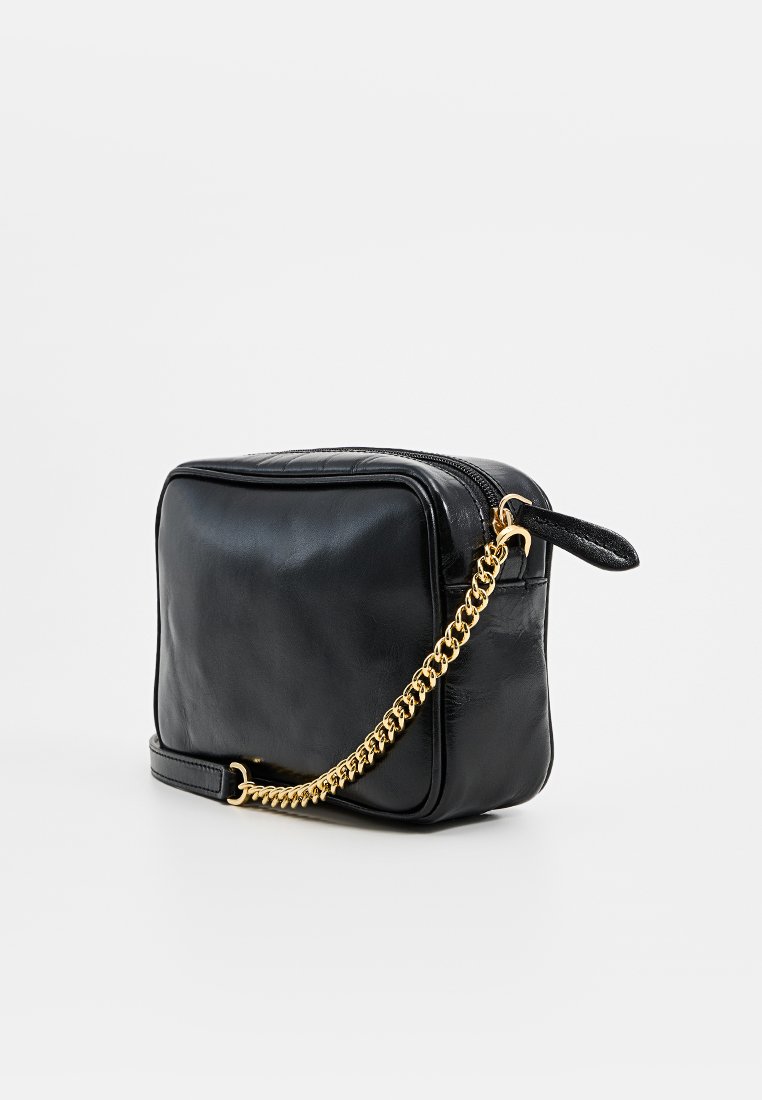 Borsa rettangolare nera in pelle con tracolla in catena dorata, chiusura a zip, superficie testurizzata e finitura liscia sui lati.