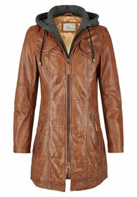 Giacca in pelle marrone con chiusura a zip, design con cappuccio e due tasche anteriori con zip. Presenta pelle testurizzata e fodera del cappuccio grigia a contrasto.