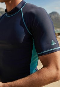 Next REGULAR FIT - Apdrukāts T-krekls - blue