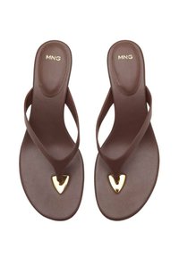 Braune Flip-Flops mit einem eleganten Design, dünnen Riemen und einem goldenen Akzent am Zehensteg. Glatte Textur mit gepolstertem Fußbett.