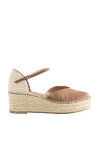 Sleehak espadrille met beige suède gesloten neus, gevlochten hielstuk, enkelriem met gesp en gevlochten jute plateauzool.