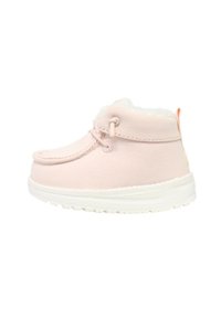 Stivaletti alla caviglia in suede rosa chiaro con suola in gomma bianca, fodera in pelliccia e cuciture decorative. Presentano un'etichetta arancione a contrasto sul retro.