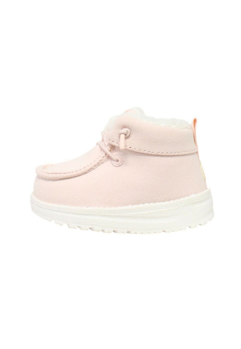 Stivaletti alla caviglia in suede rosa chiaro con suola in gomma bianca, fodera in pelliccia e cuciture decorative. Presentano un'etichetta arancione a contrasto sul retro.