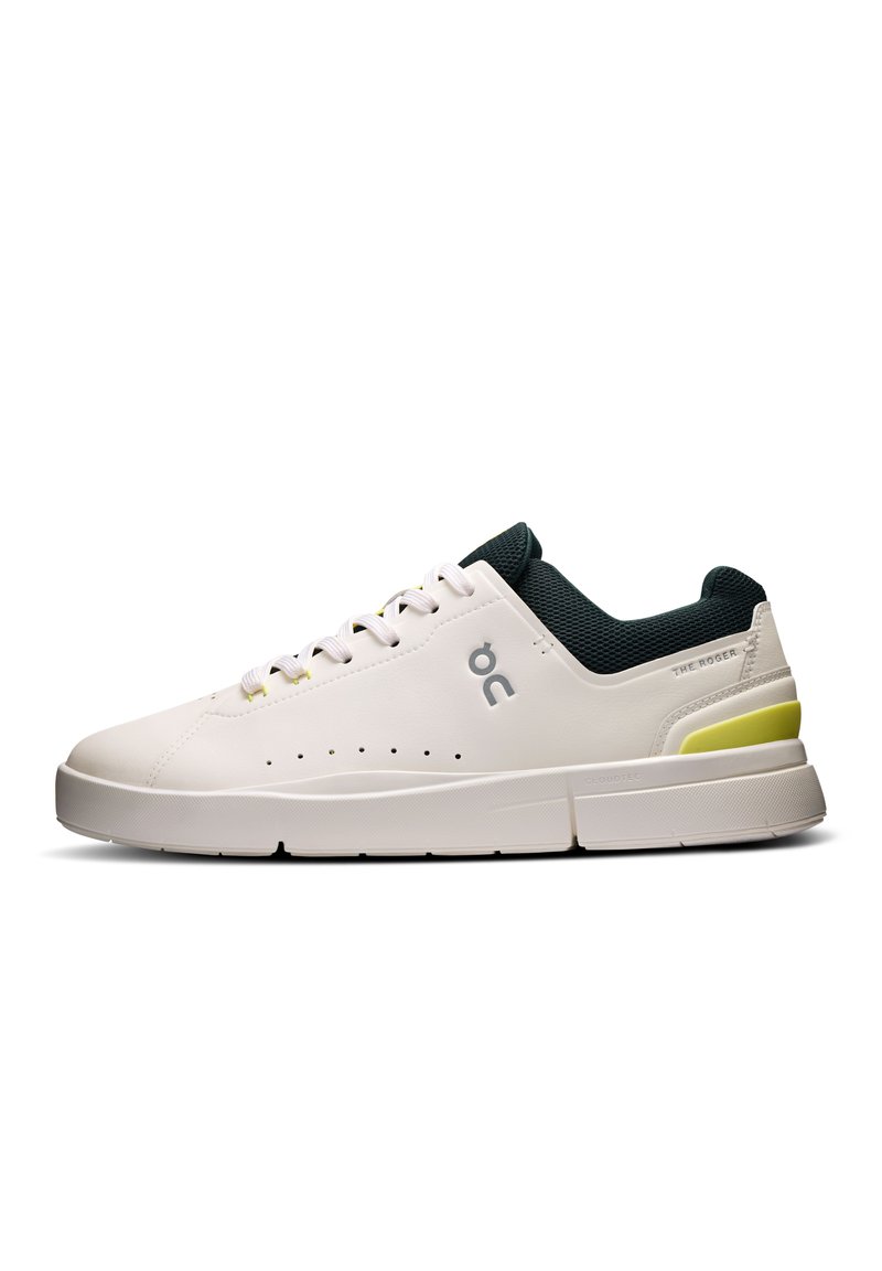 Sneaker bianca in pelle con colletto testurizzato verde scuro, accento giallo sulla suola e dettagli perforati sui lati. Presenta un logo.