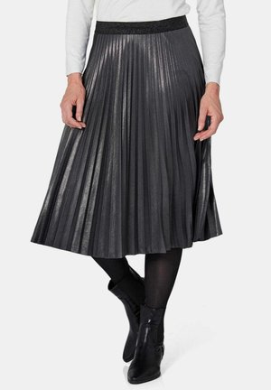 Jupe midi plissée en gris foncé avec un subtil éclat, dotée d'une ceinture texturée noire, associée à des bottines noires et des collants.